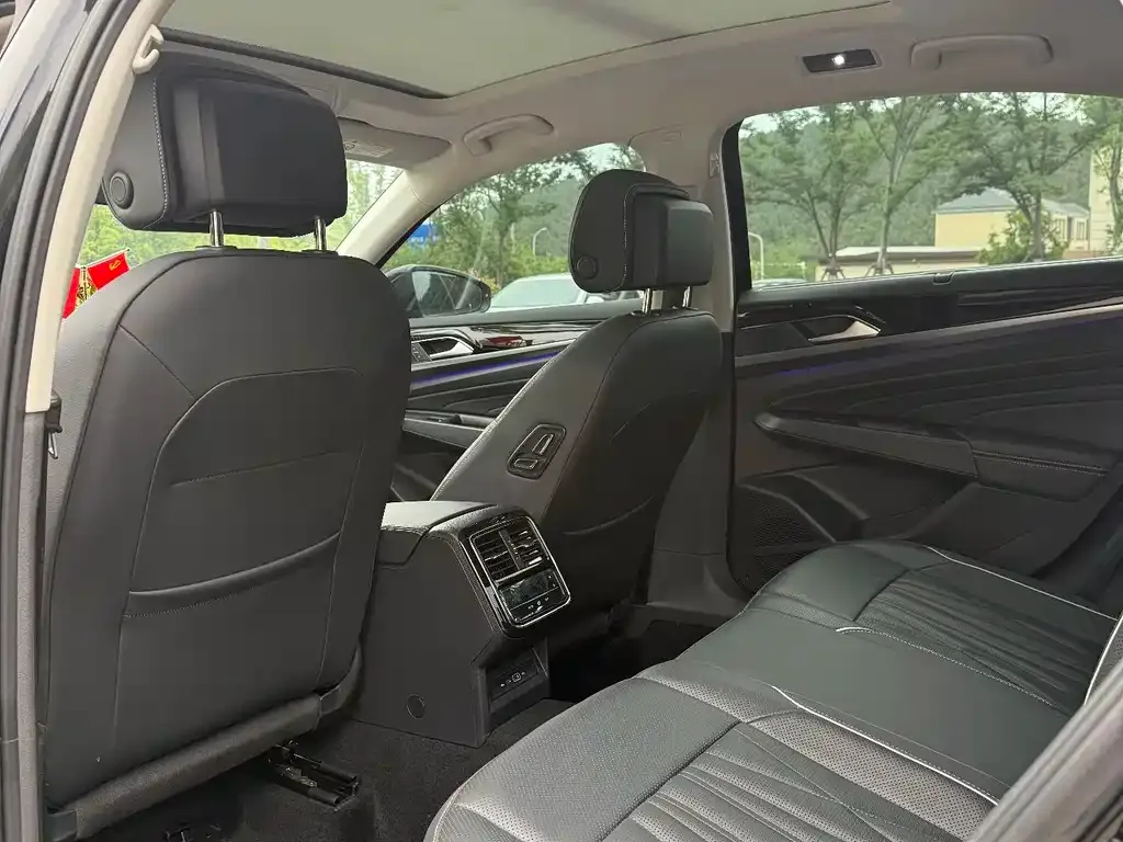Volkswagen Passat 2023 из CN, фото 4