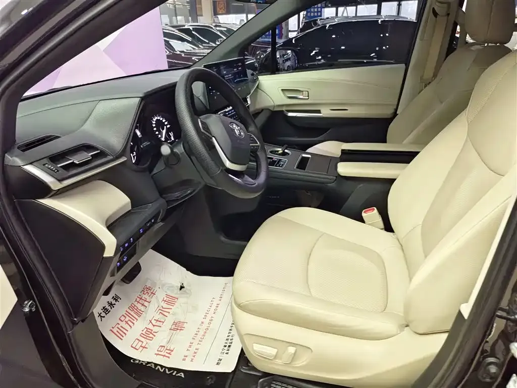 Toyota Granvia 2023 из CN, фото 9