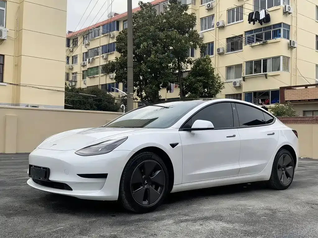 Tesla Model 3 — фото 1