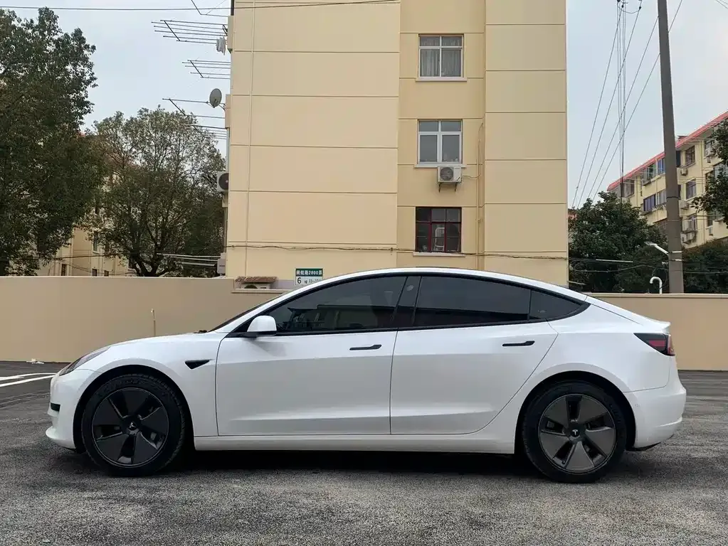 Tesla Model 3 — фото 9