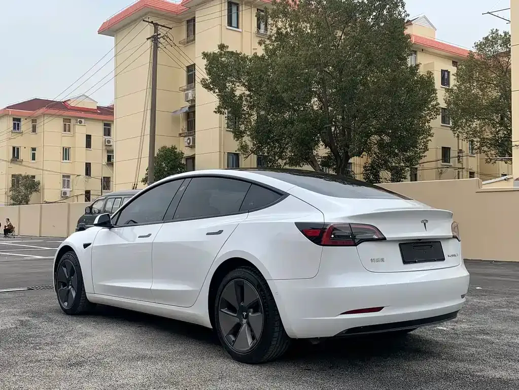 Tesla Model 3 — фото 10