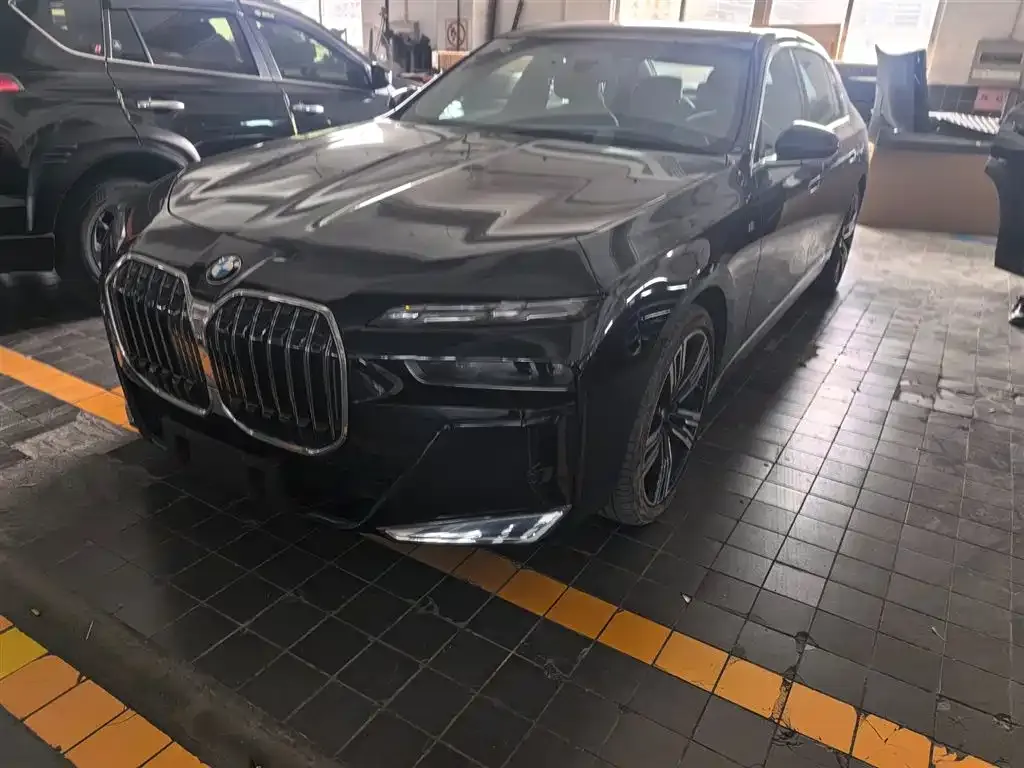 BMW 7 Series — фото 1