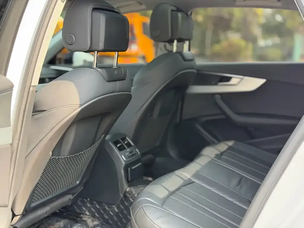 Audi A4L 2022 из CN, фото 7