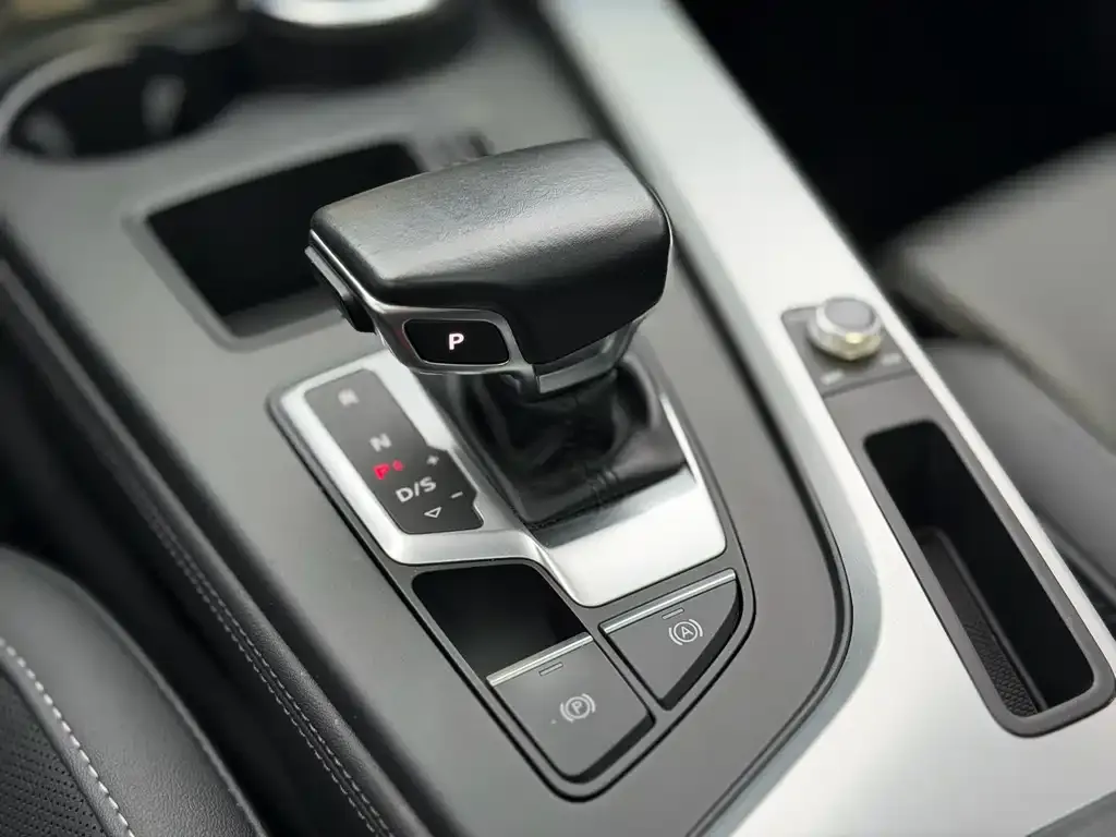 Audi A4L 2022 из CN, фото 2