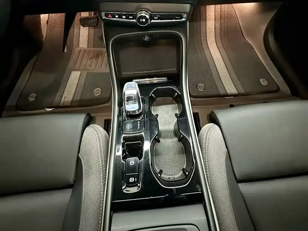 Volvo XC40 2024 из CN, фото 5