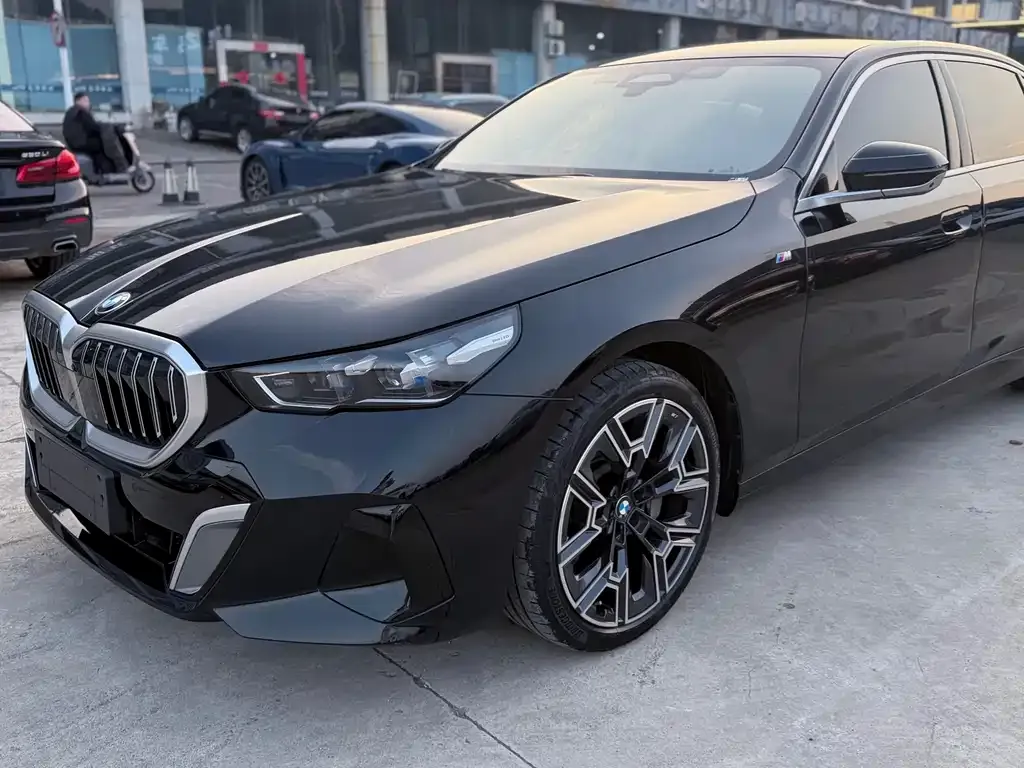 BMW 5 Series — фото 1