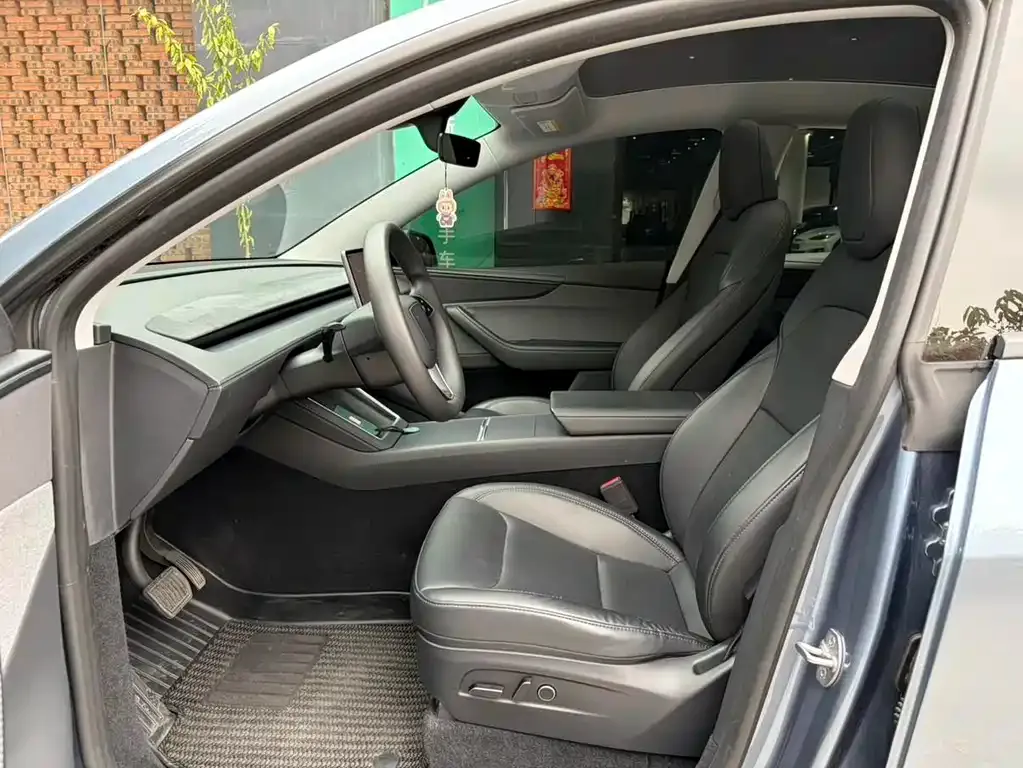 Tesla Model Y — фото 10
