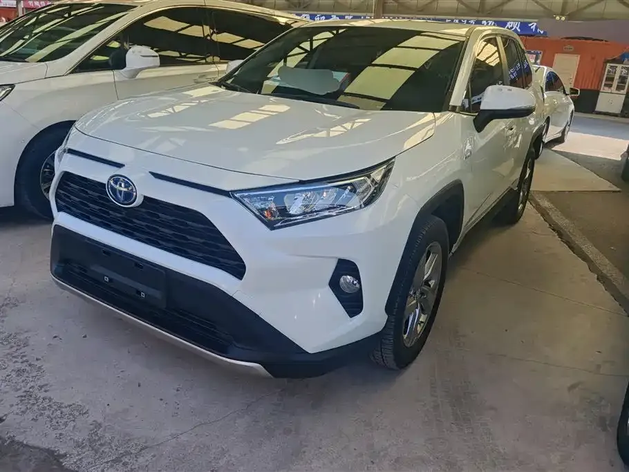 Toyota RAV4 — фото 1