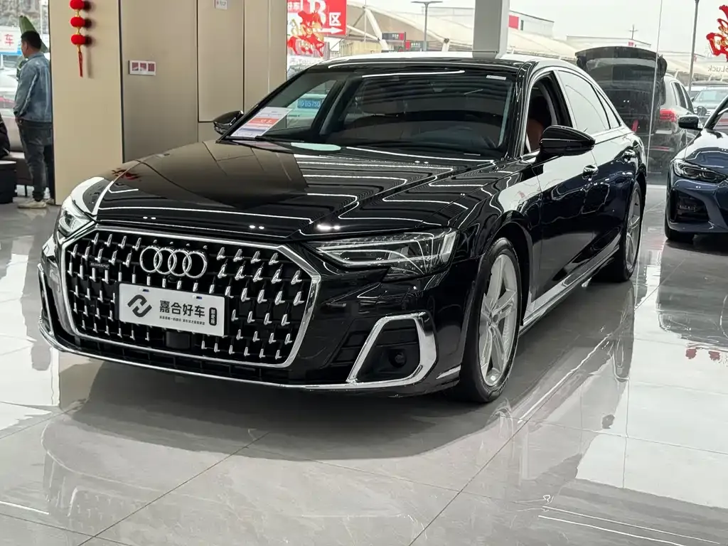 Audi A8 — фото 1