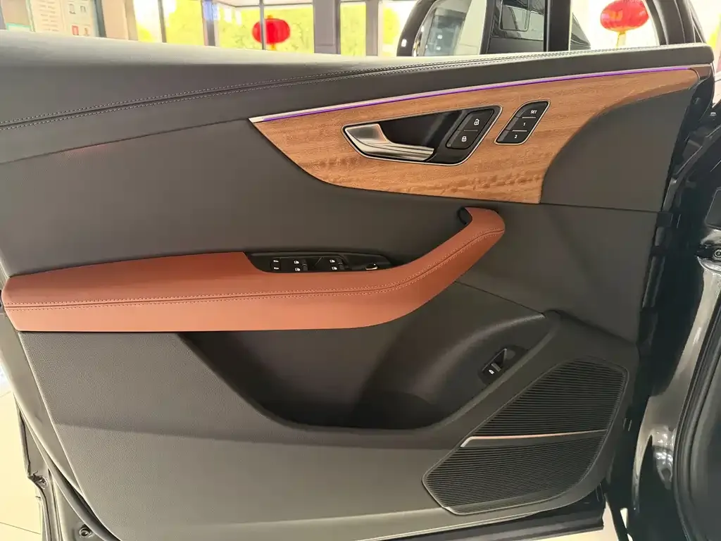 Audi Q7 2023 из CN, фото 8