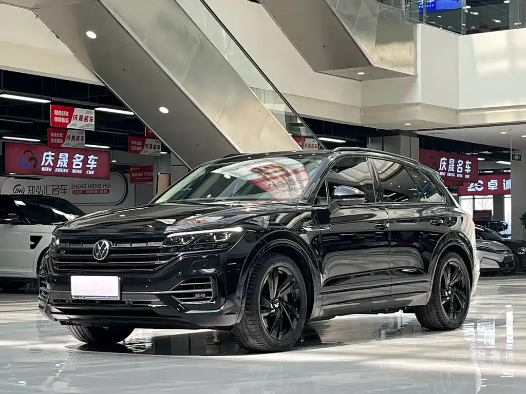 Volkswagen Touareg — фото 1