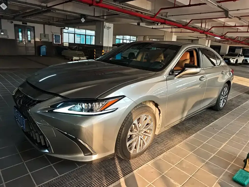 Lexus ES — фото 1