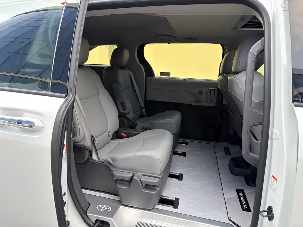 Toyota Granvia 2025 из CN, фото 2