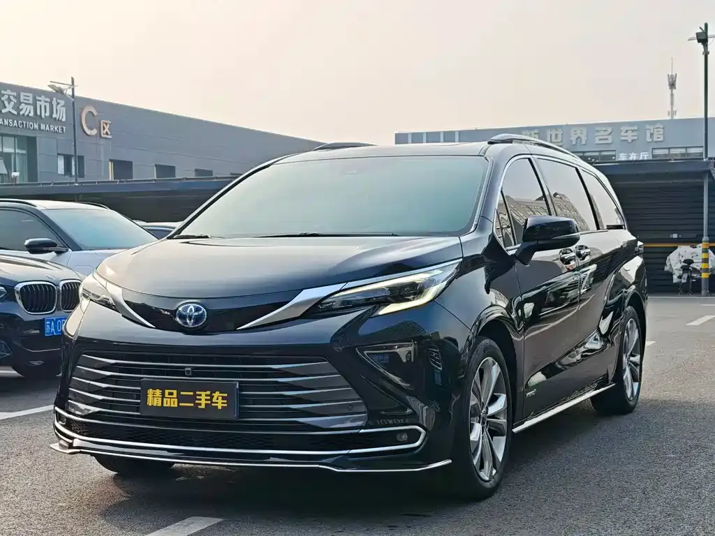 Toyota Sienna — фото 1