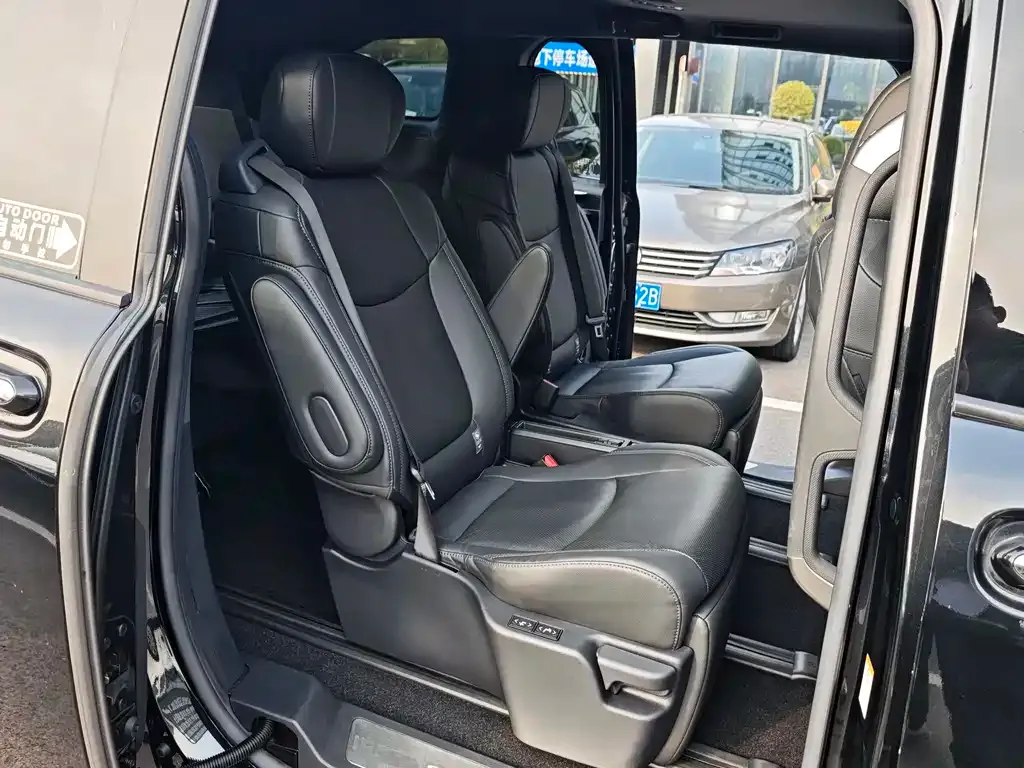 Toyota Sienna — фото 3