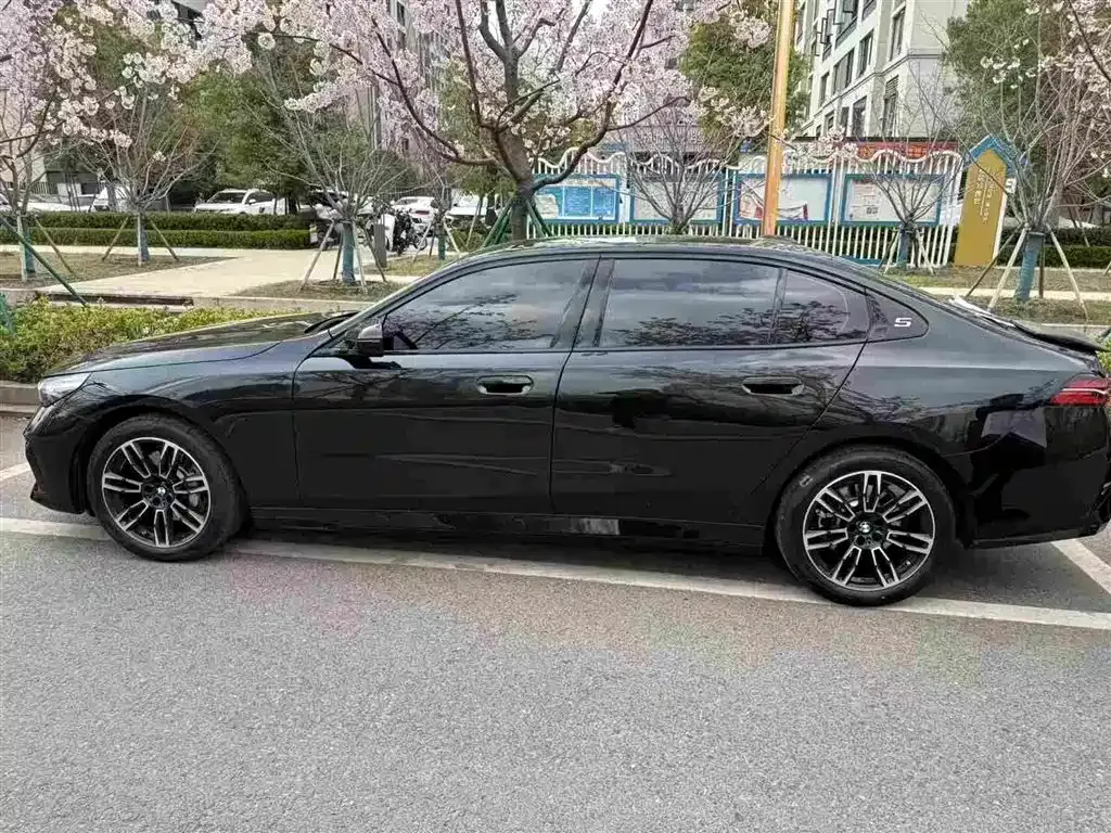BMW 5 Series 2026 из CN, фото 4
