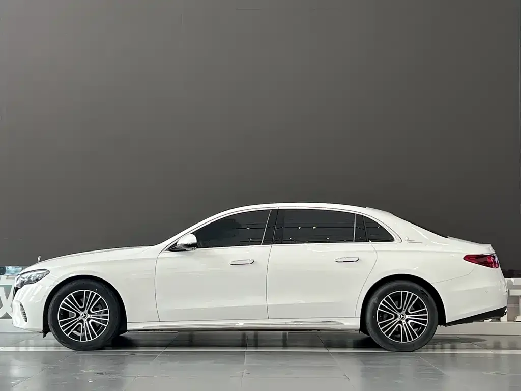 Mercedes-Benz E-Class — фото 2