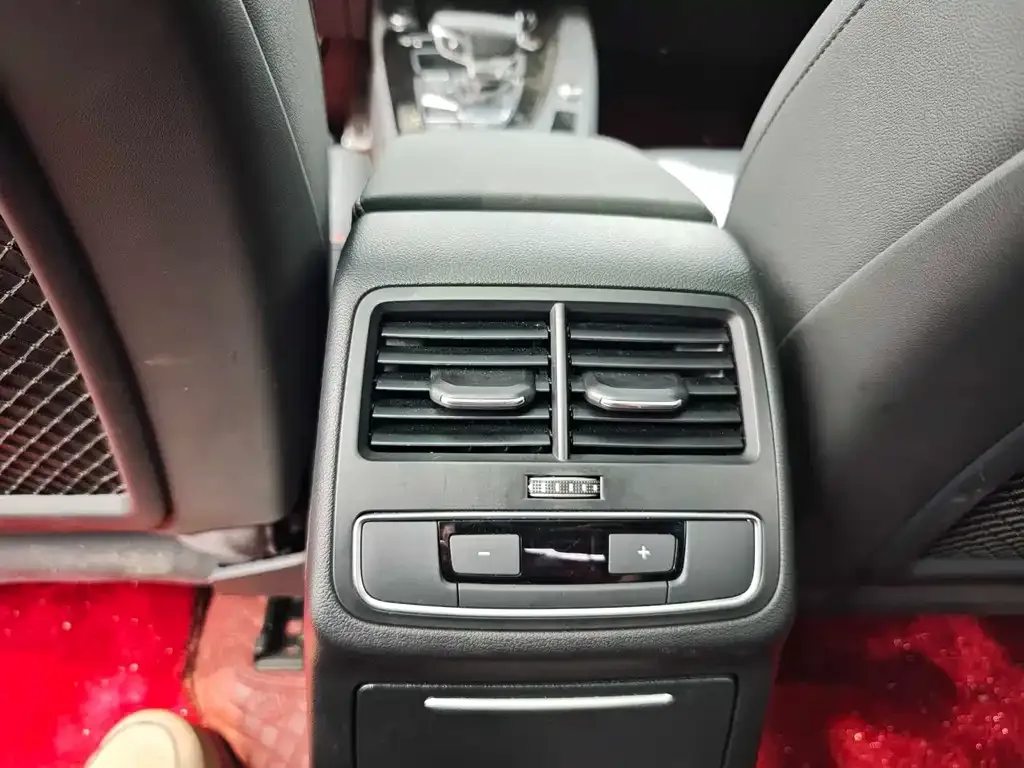 Audi A4L 2024 из CN, фото 8