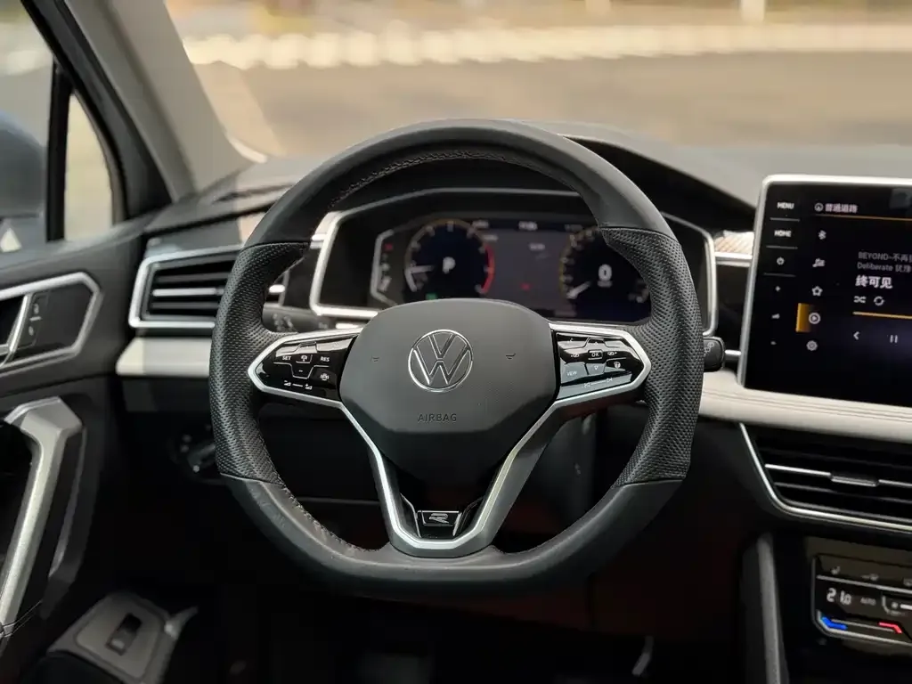 Volkswagen Tiguan L — фото 8
