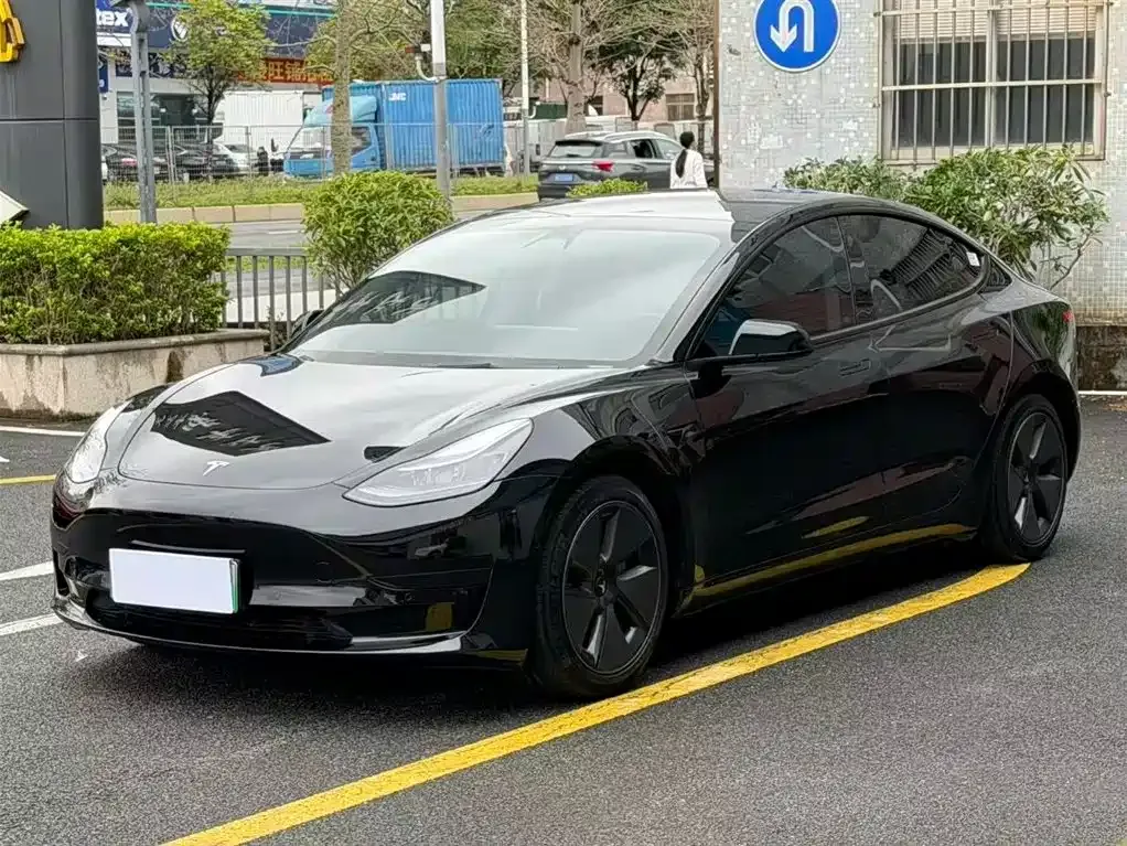 Tesla Model 3 — фото 1