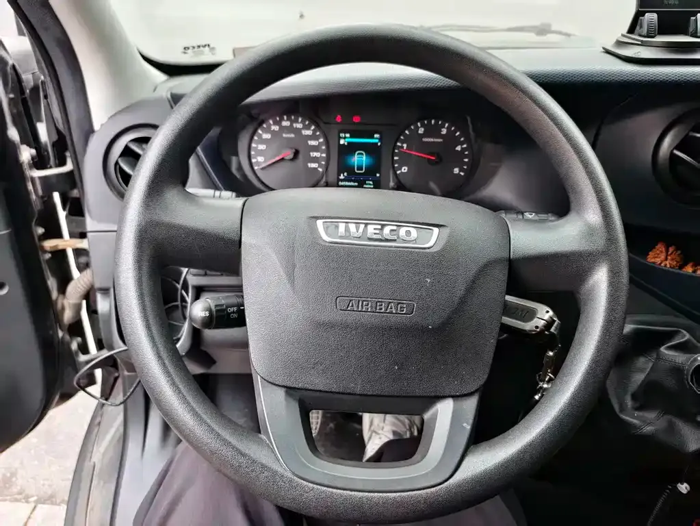 IVECO Ousheng — фото 10