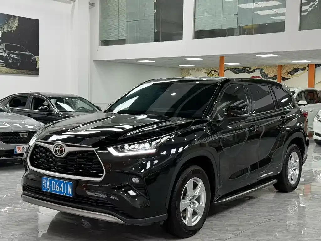 Toyota Highlander — фото 1