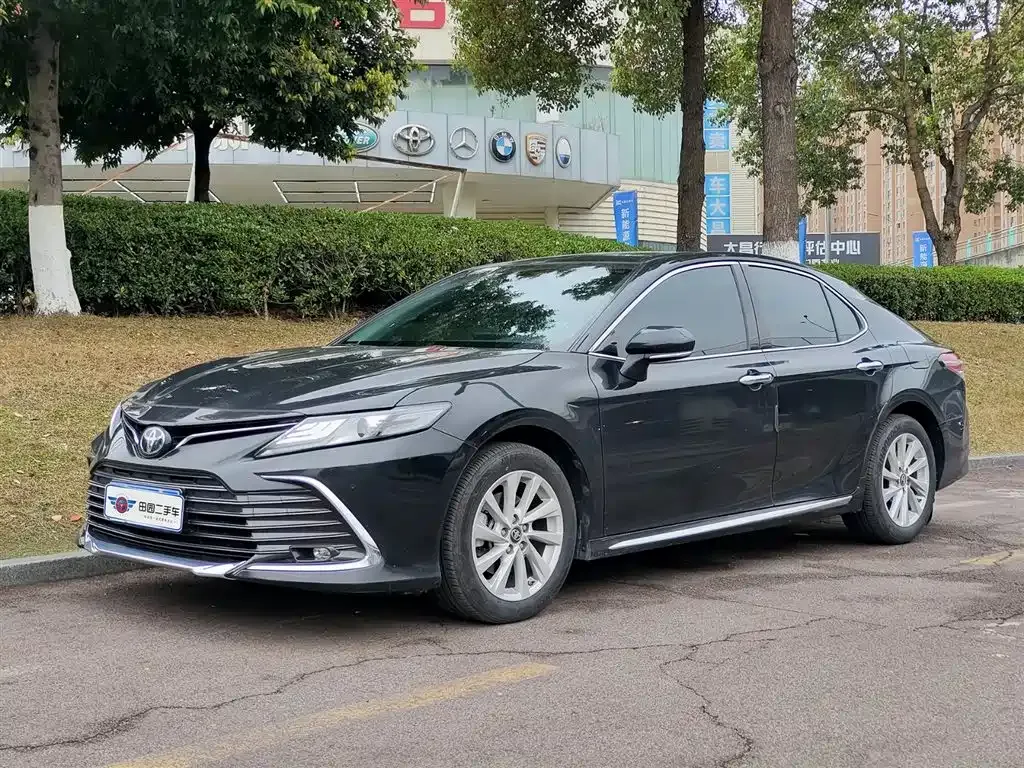 Toyota Camry — фото 1