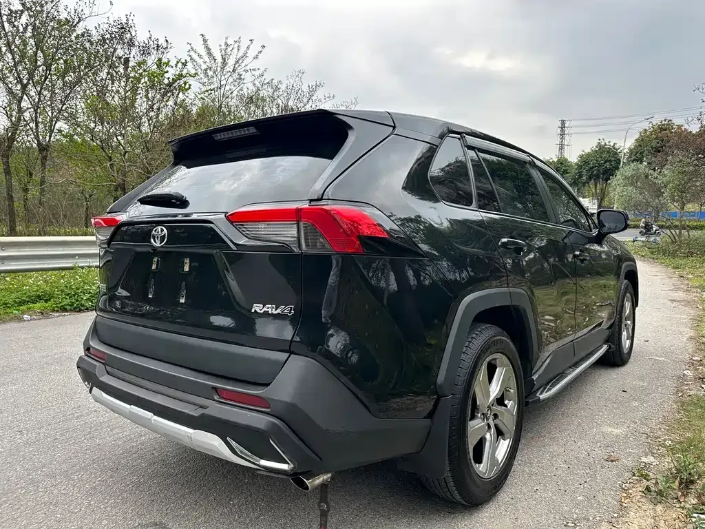 Toyota RAV4 — фото 8