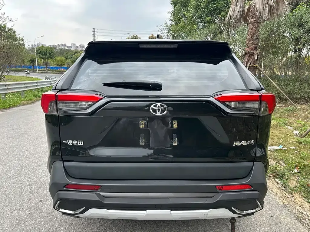 Toyota RAV4 — фото 7