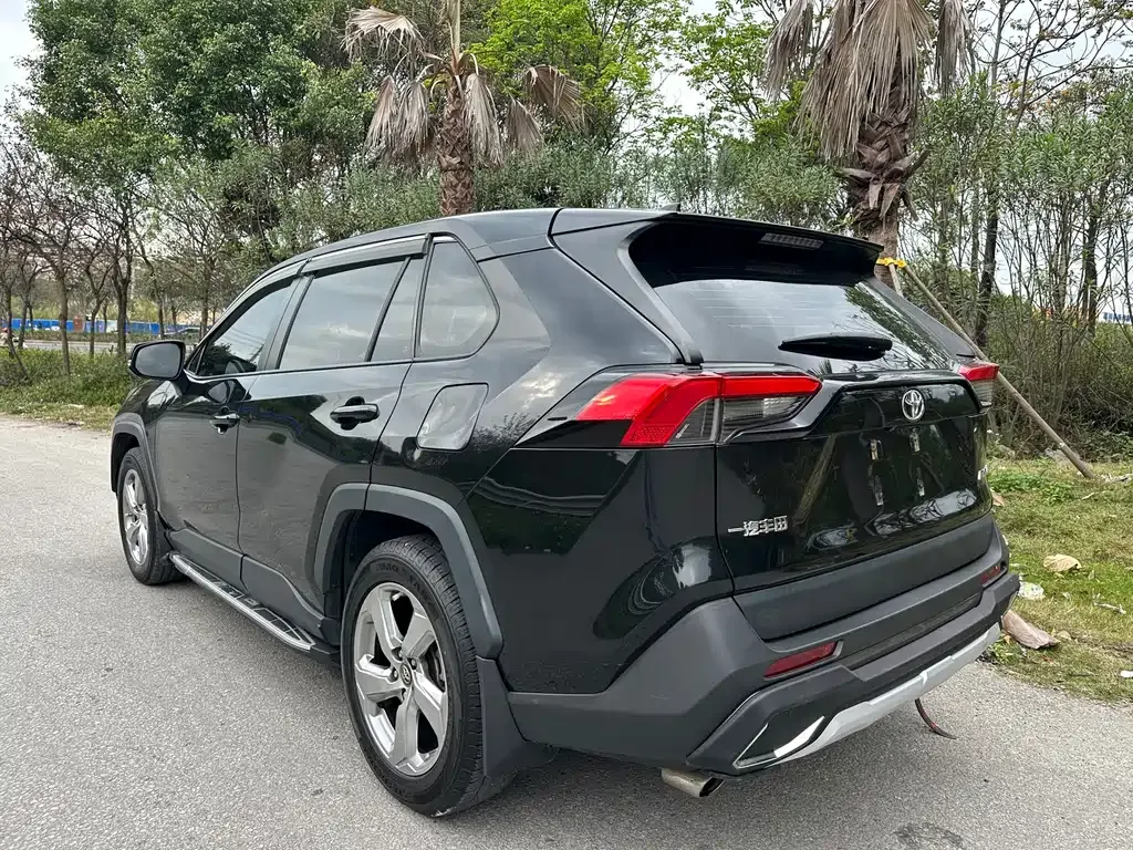 Toyota RAV4 — фото 9