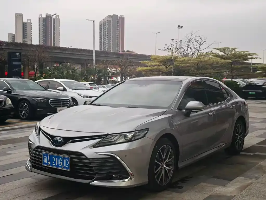 Toyota Camry — фото 1