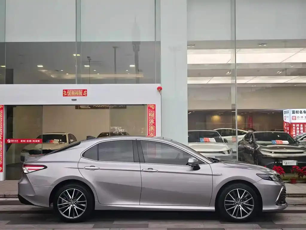 Toyota Camry — фото 7
