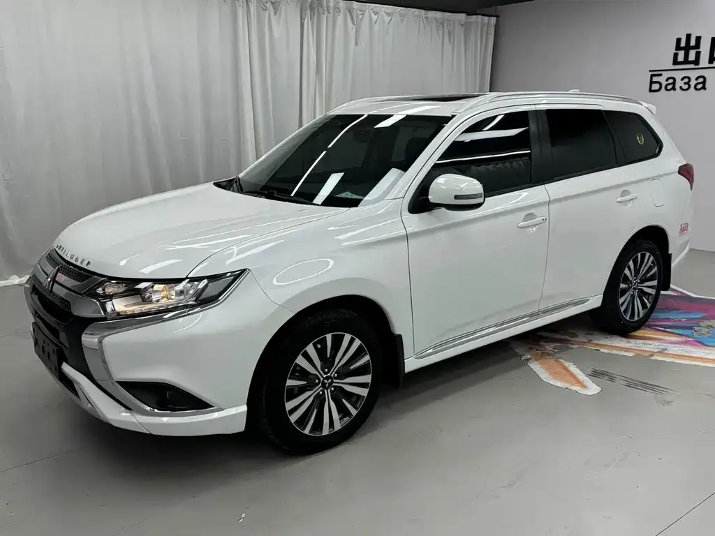 Mitsubishi Outlander — фото 1