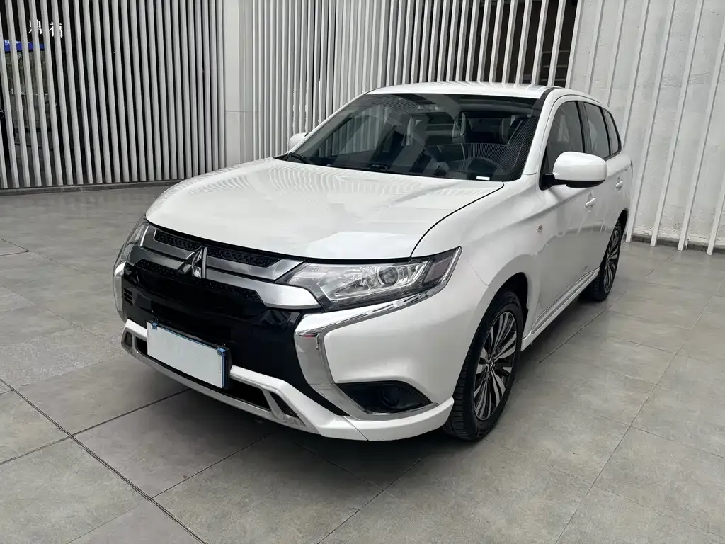 Mitsubishi Outlander — фото 1