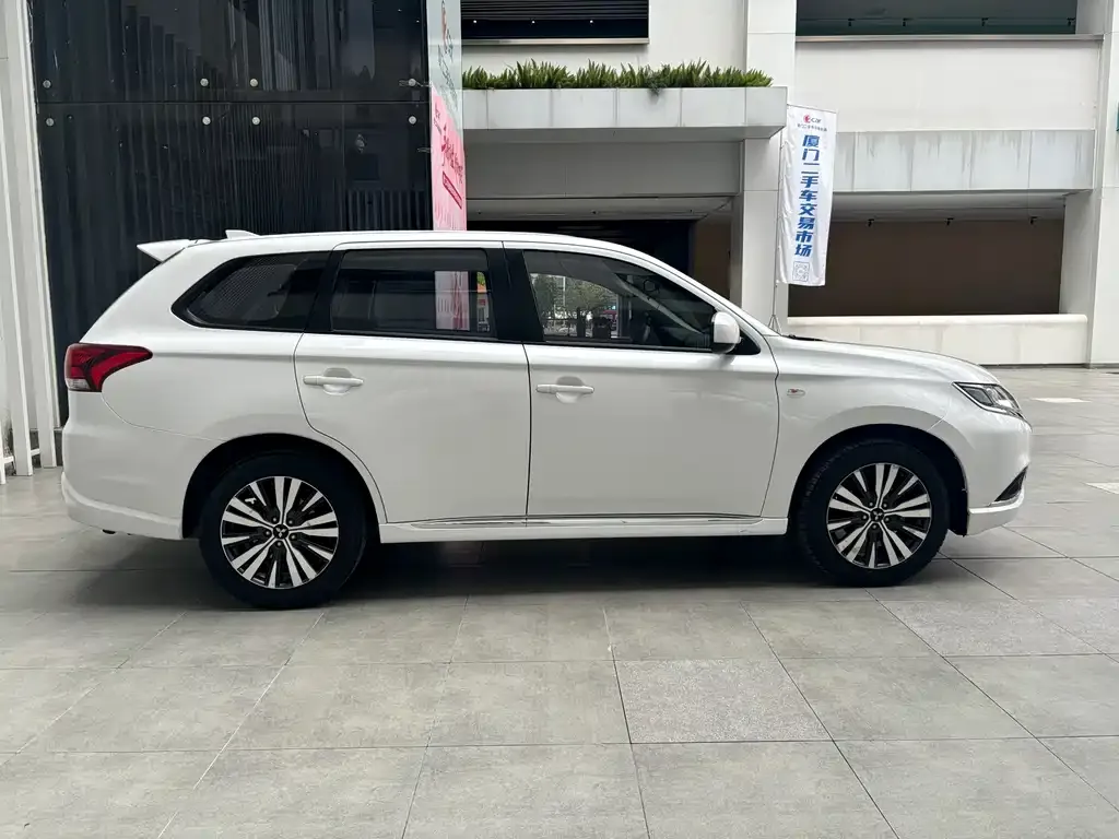 Mitsubishi Outlander — фото 9