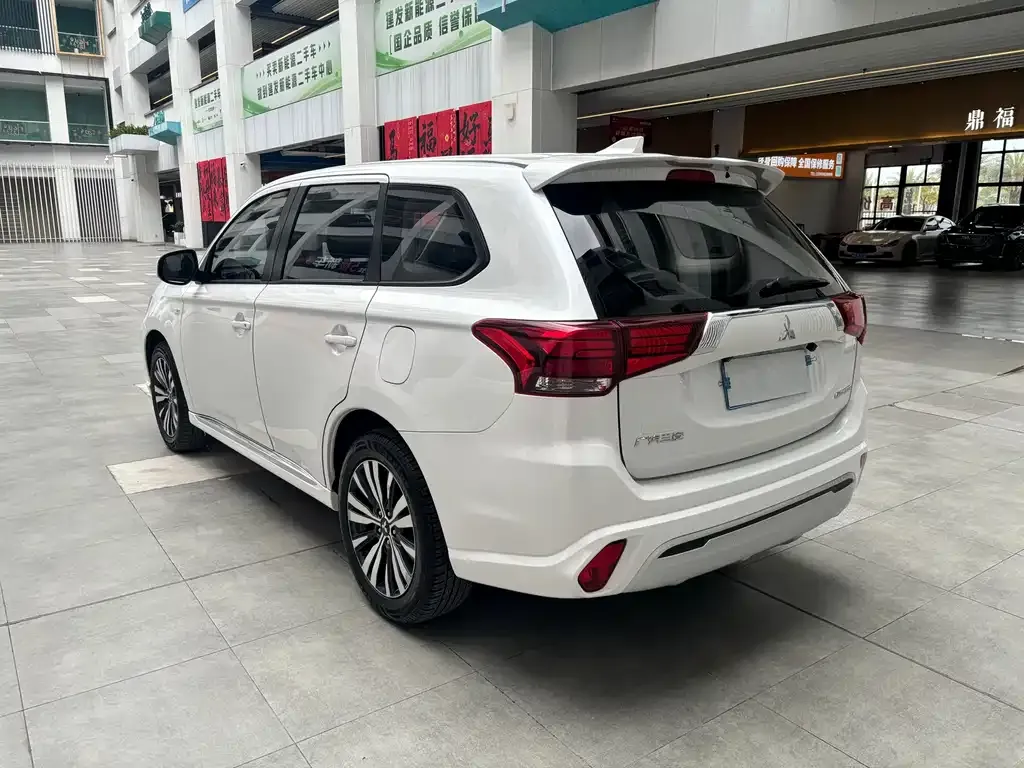 Mitsubishi Outlander — фото 8