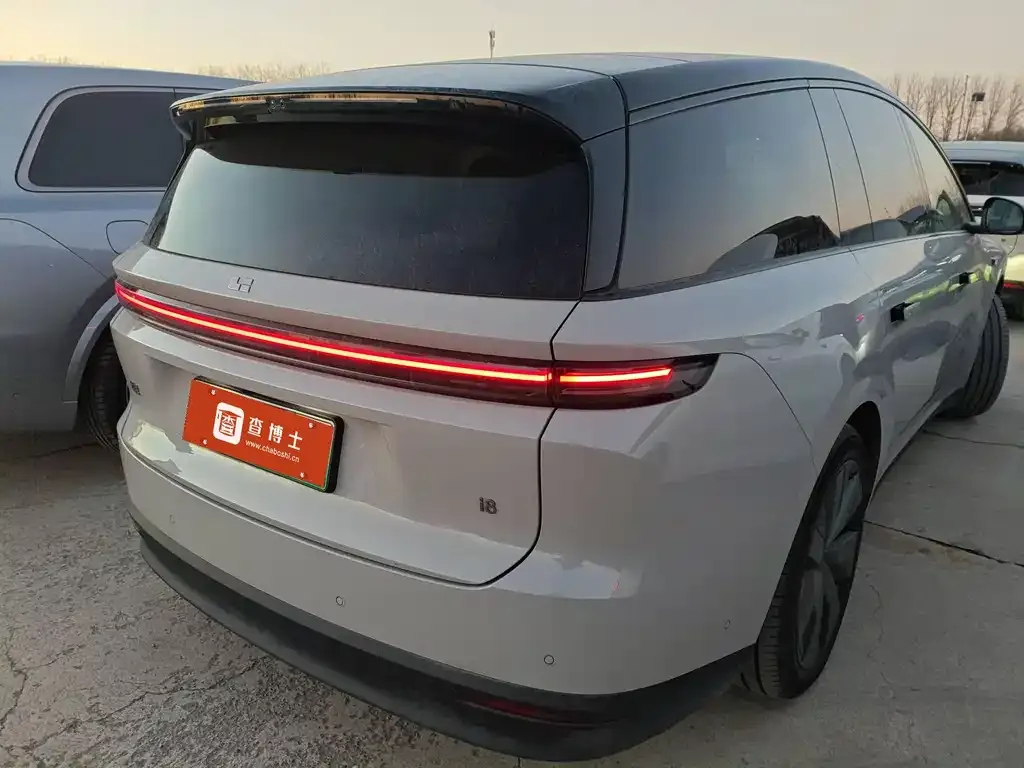 Li Auto i8 — фото 3