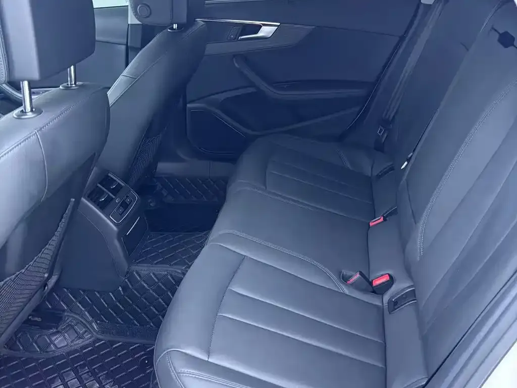 Audi A4L 2022 из CN, фото 10