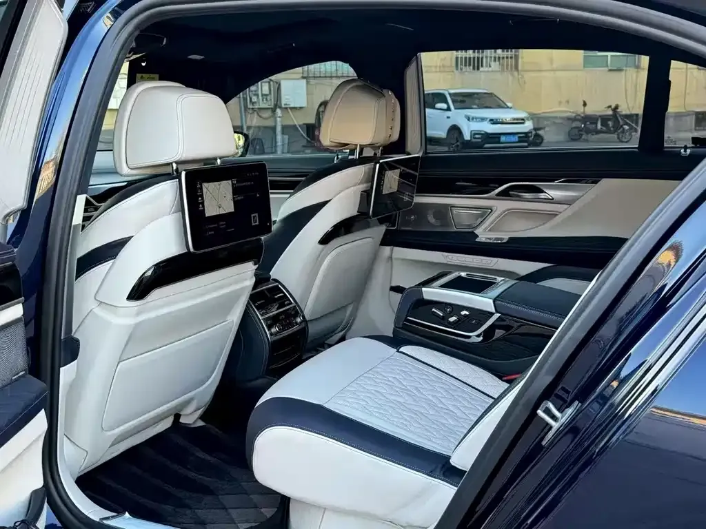 BMW 7 Series 2023 из CN, фото 9