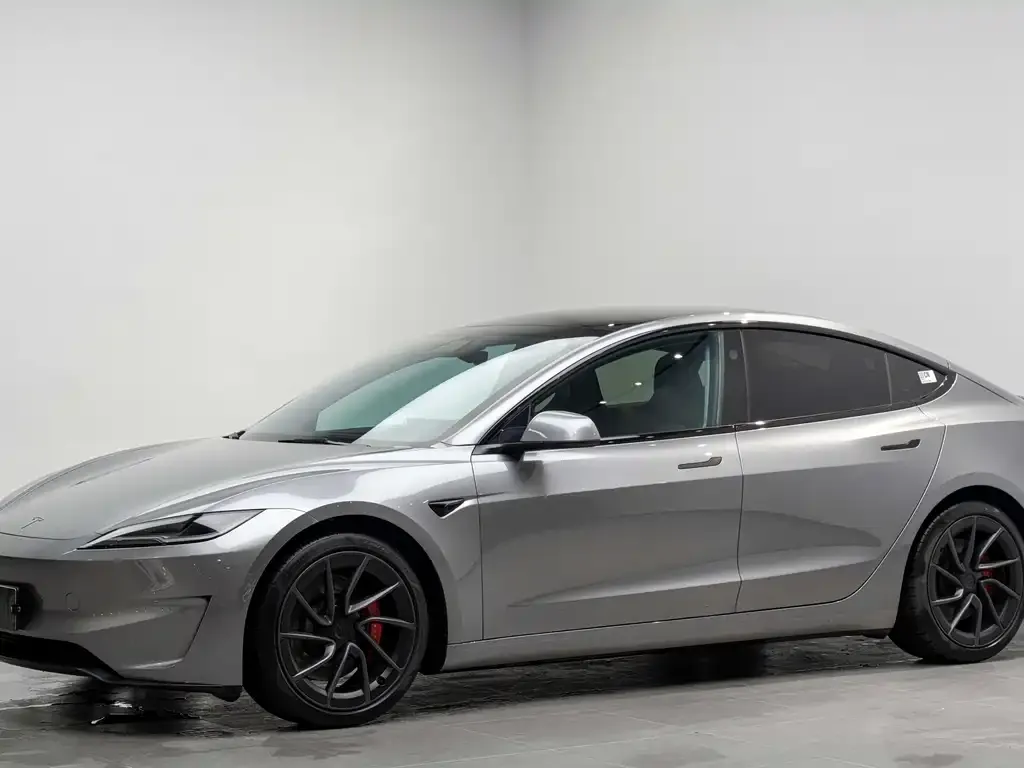 Tesla Model 3 — фото 1