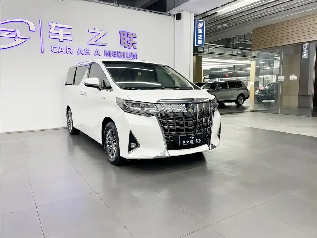 Toyota Alphard — фото 1