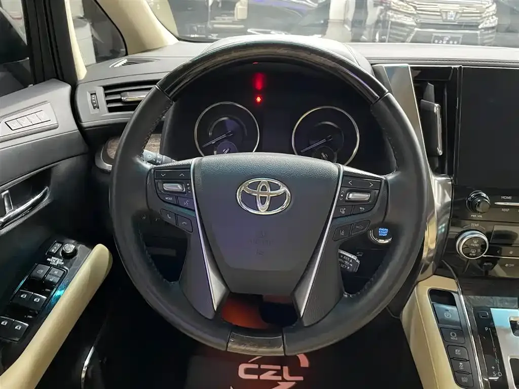 Toyota Alphard — фото 10