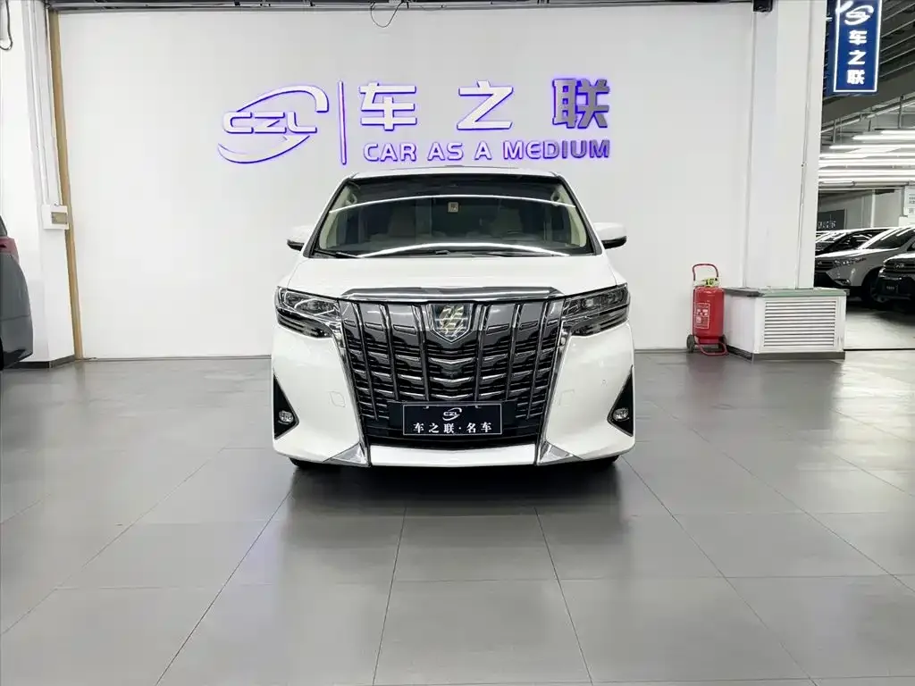 Toyota Alphard — фото 2