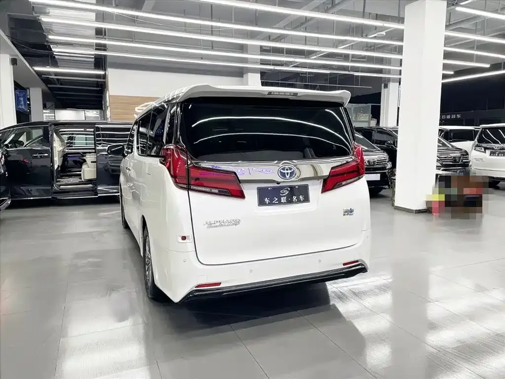 Toyota Alphard — фото 3