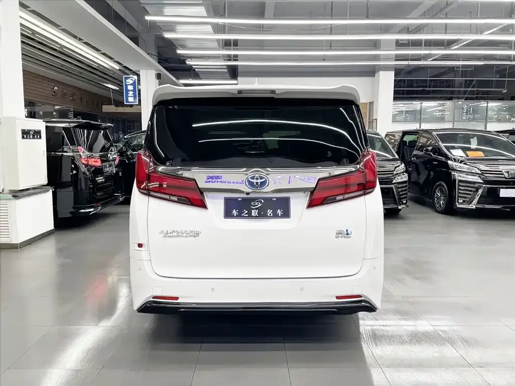 Toyota Alphard — фото 5