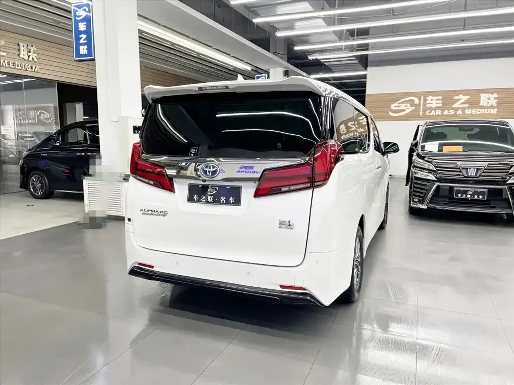 Toyota Alphard — фото 9