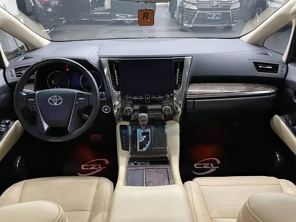 Toyota Alphard — фото 6