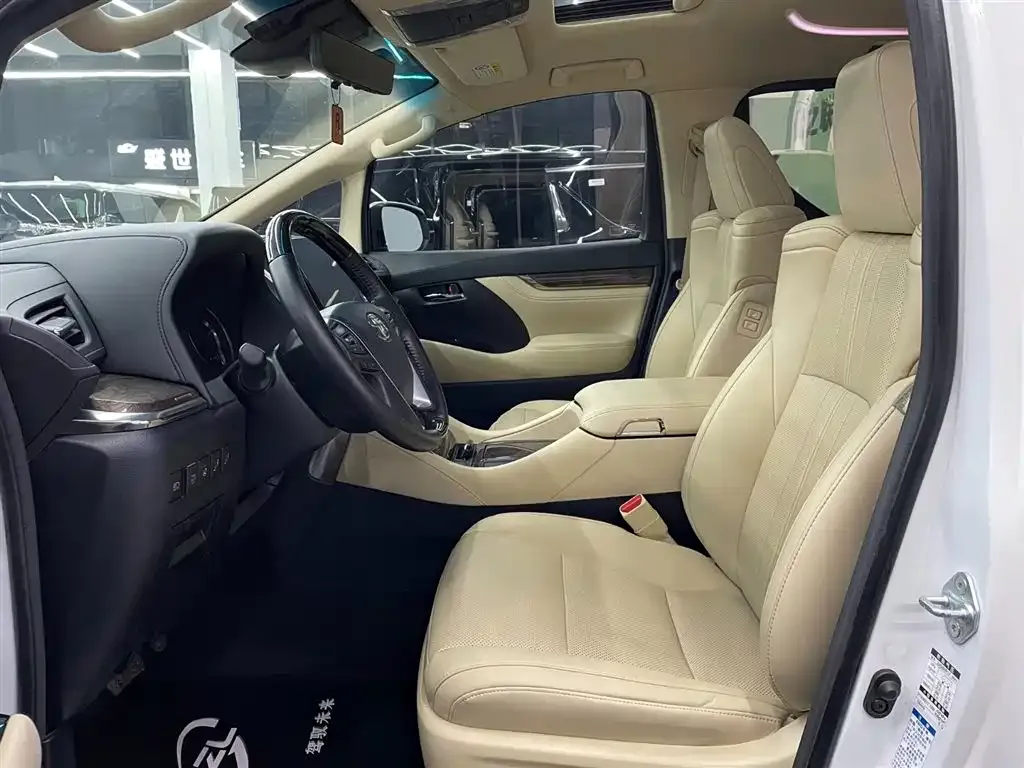 Toyota Alphard — фото 8