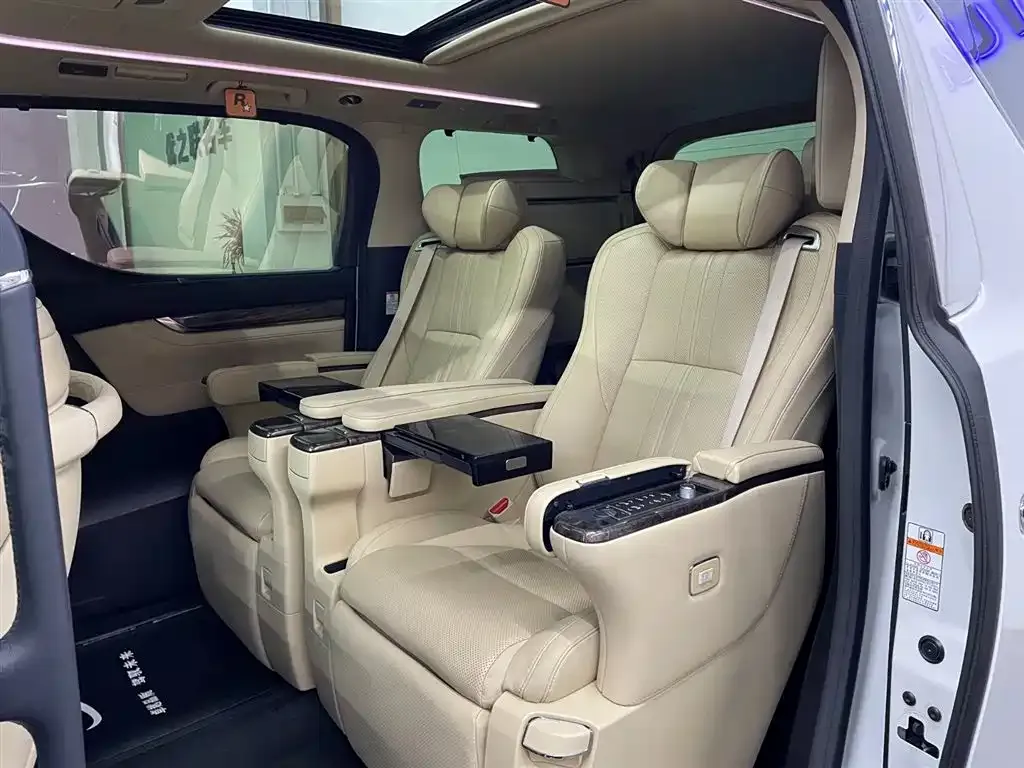 Toyota Alphard — фото 7