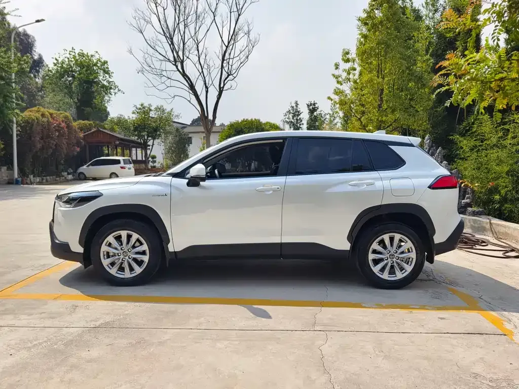 Toyota Corolla Cross 2023 из CN, фото 9